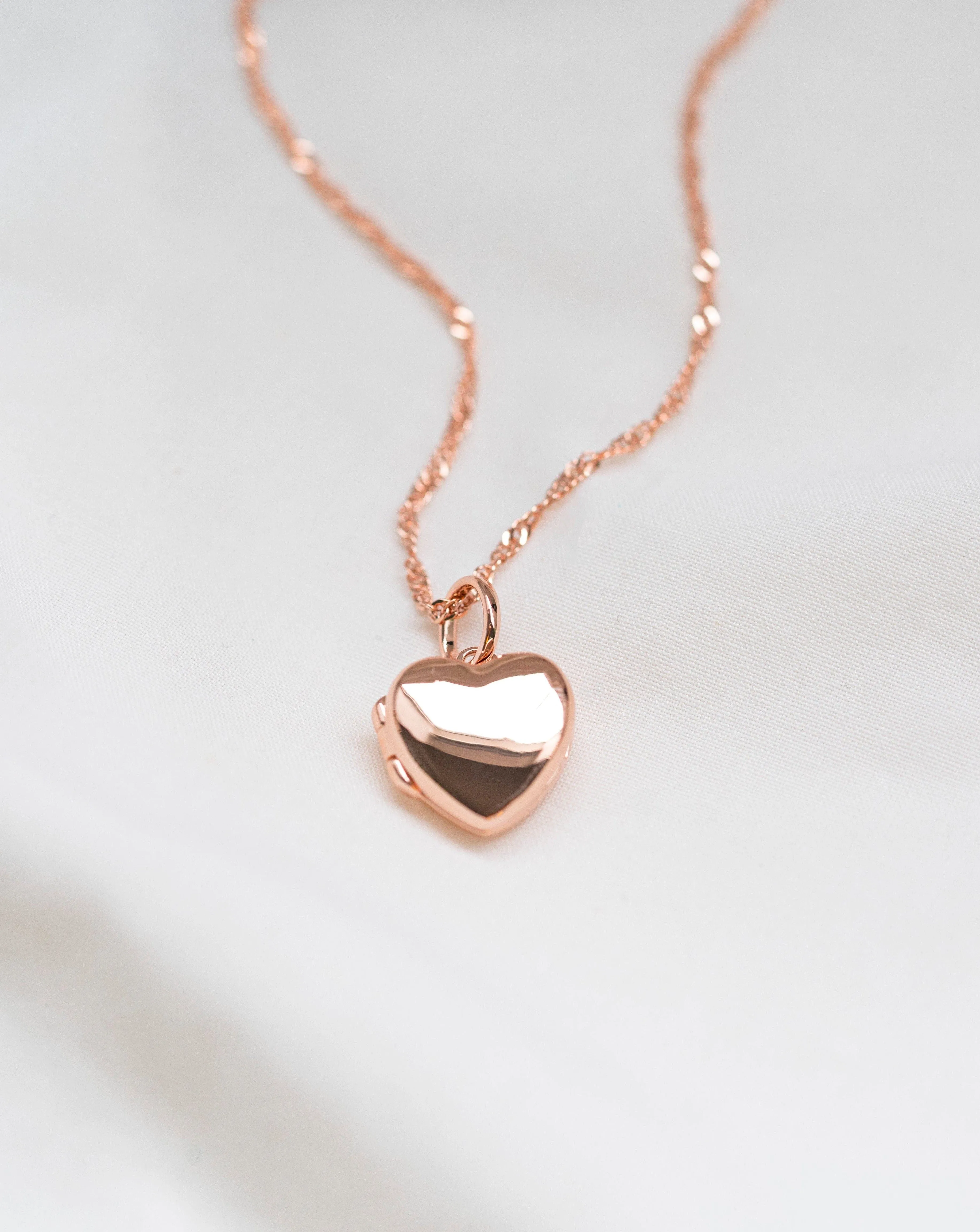 Love Heart Locket w Anne Chain