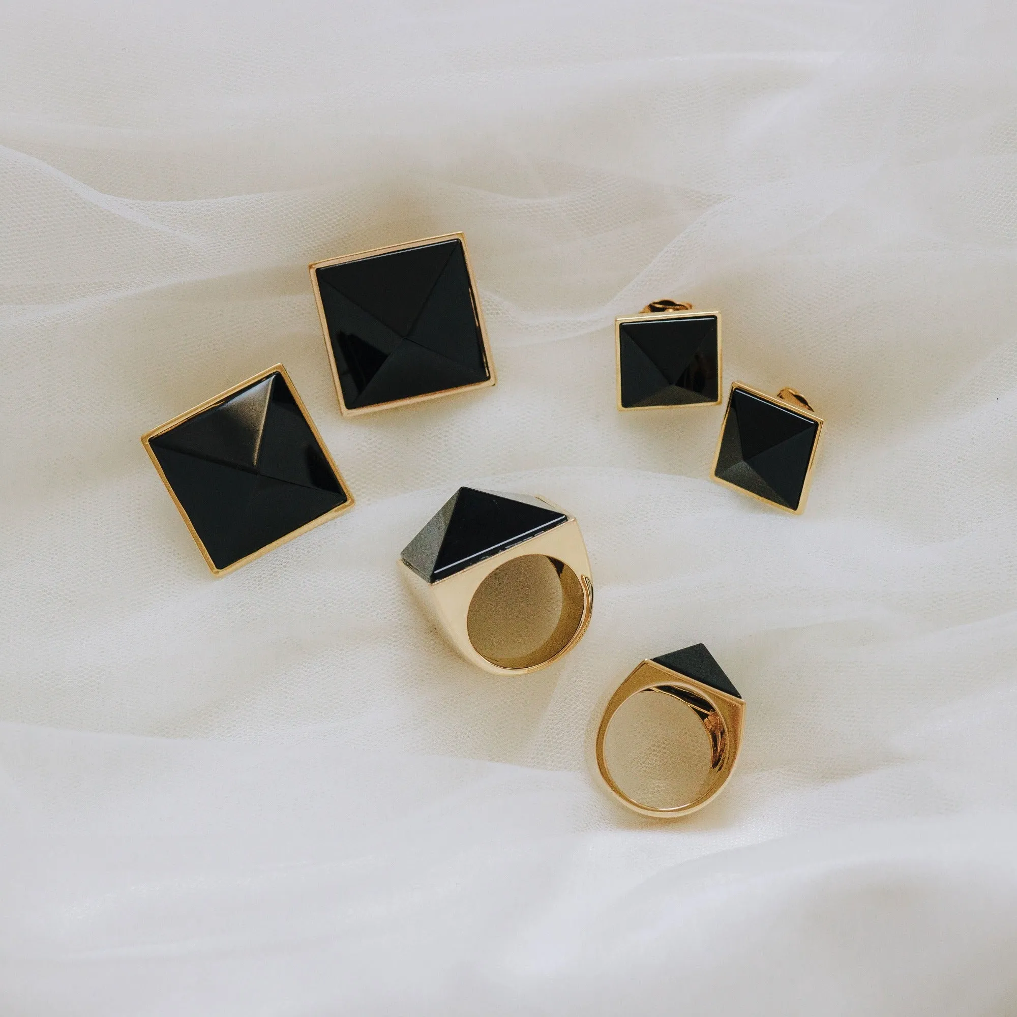 Pyramid Studs - Onyx Grande