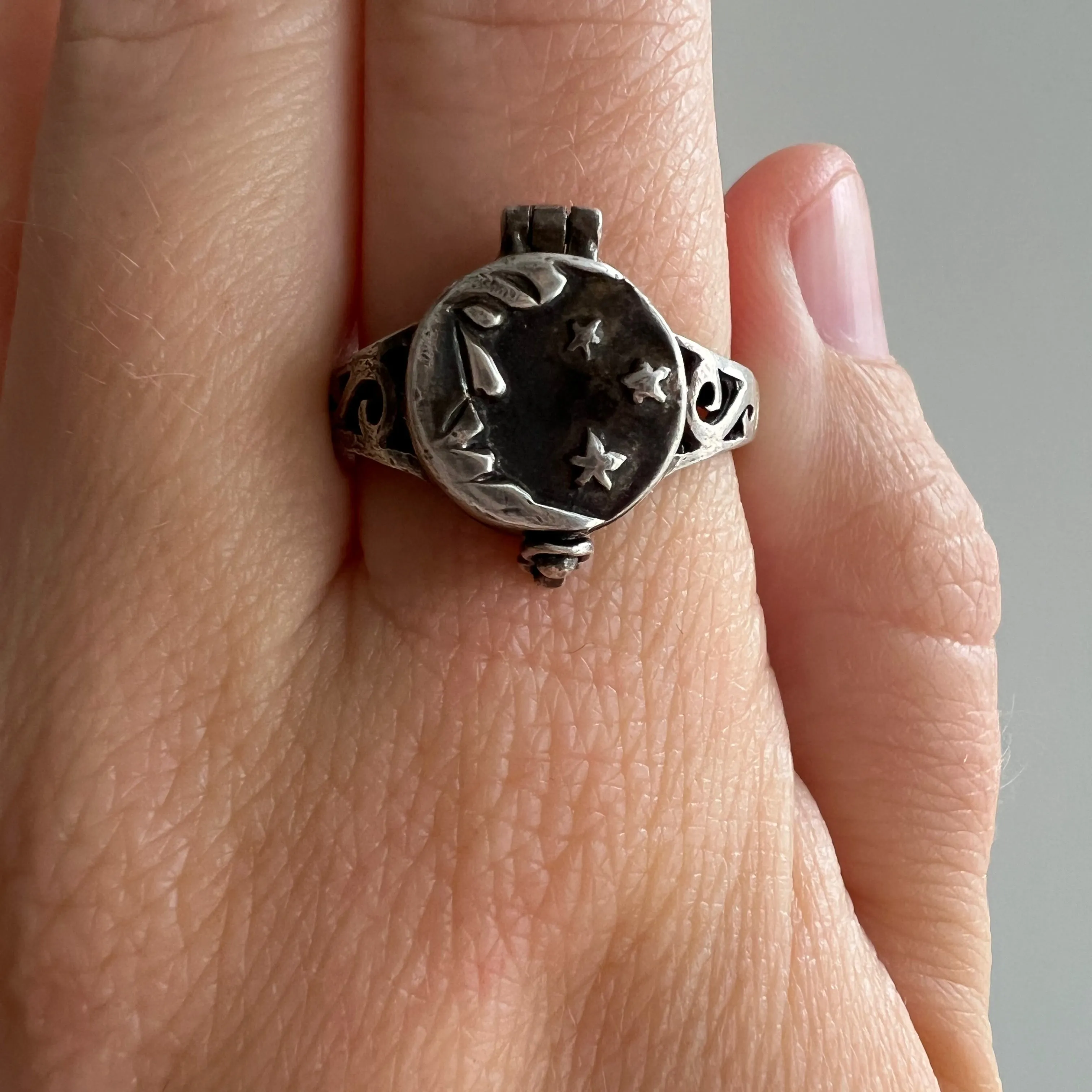 V I N T A G E // lunar compartment / sterling silver figural moon poison ring / size 9.25